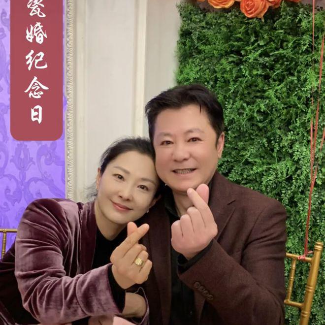 南宫NG28官方网站刘茜孙思瀚美国庆结婚20周年！吃中餐喝洋酒婆婆发言羡煞旁人！(图2)